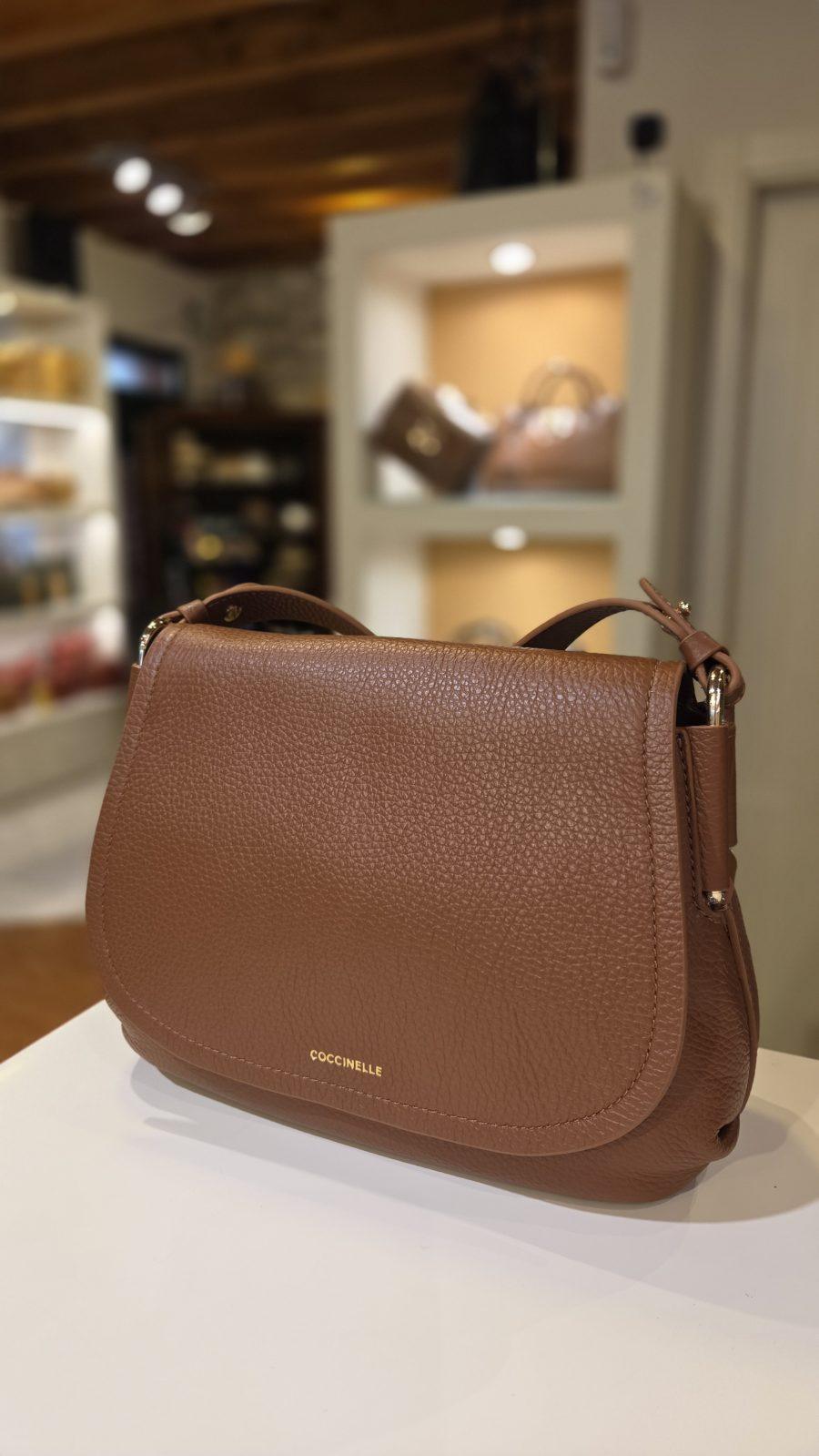 Borsa a tracolla in pelle con patta REBEKKA SMALL COCCINELLE E1T95150201 W11 in colore COGNAC