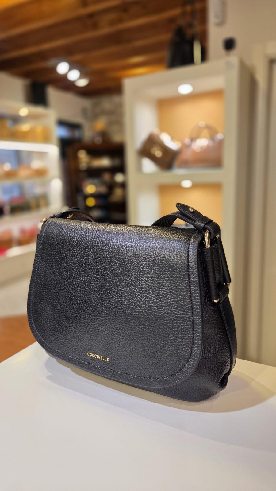 Borsa a tracolla in pelle con patta REBEKKA SMALL COCCINELLE E1T95150201 001 in colore NOIR
