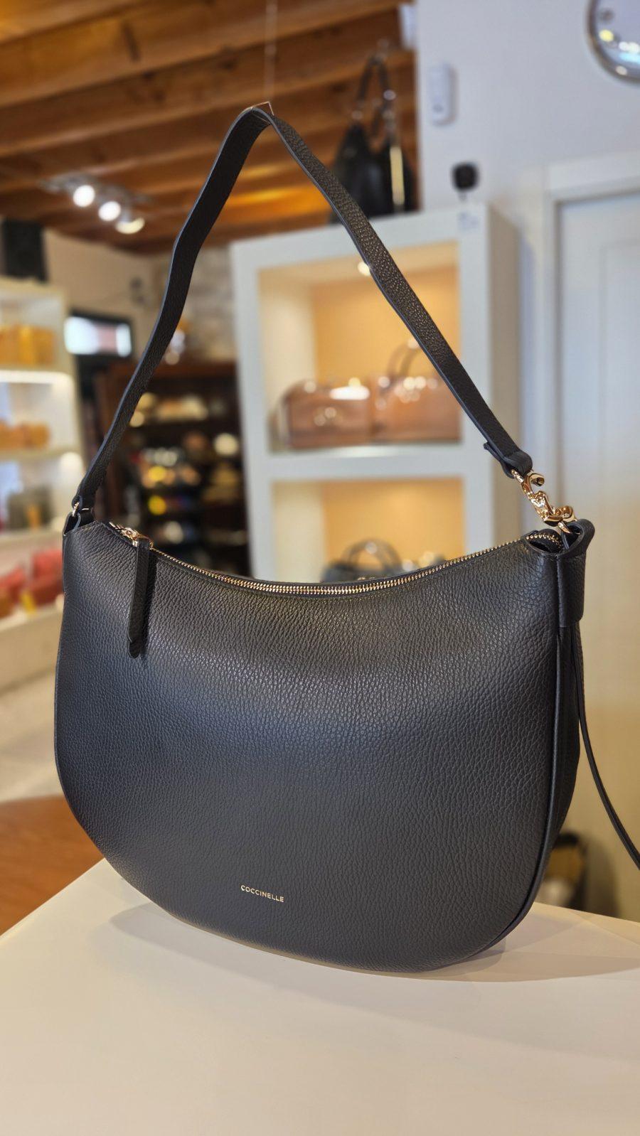 Borsa a spalla in pelle COCCINELLE C-EASY MEDIUM E1SHA130201 001 in colore NOIR