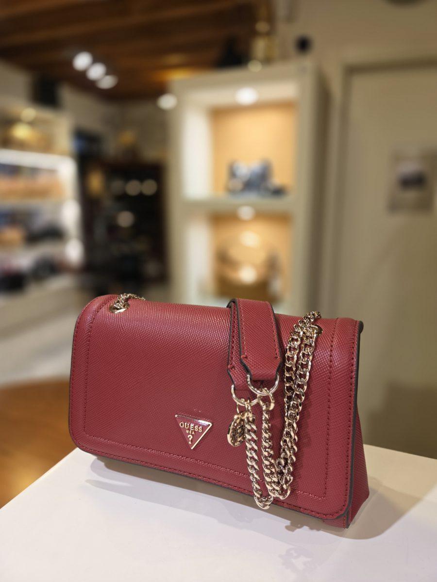 Borsa a spalla NOELLE SAFFIANO GUESS HWZG9672210 in colore GARNET