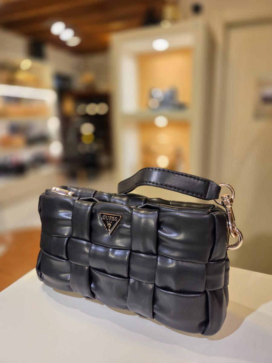 Borsa a tracolla intrecciata GUESS MARION MINI HWWG8072720 in colore BLACK